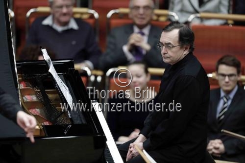 Französische Pianist Pierre-Laurent Aimard gastiert in Begleitung der Deutsche Kammerphilharmonie Bremen unter der Leitung des deutschen Dirigenten Matthias Pintscher in der Philharmonie Köln (&copy; Thomas Brill)